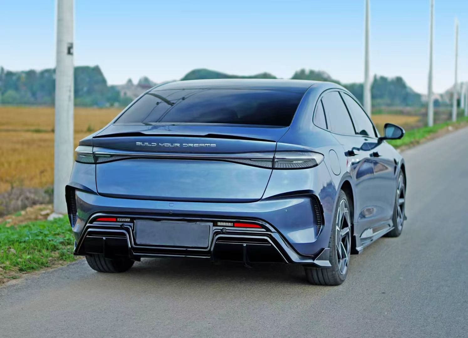 BYD SEAL von hinten auf der Straße mit Diffusor und Seitenschwellern