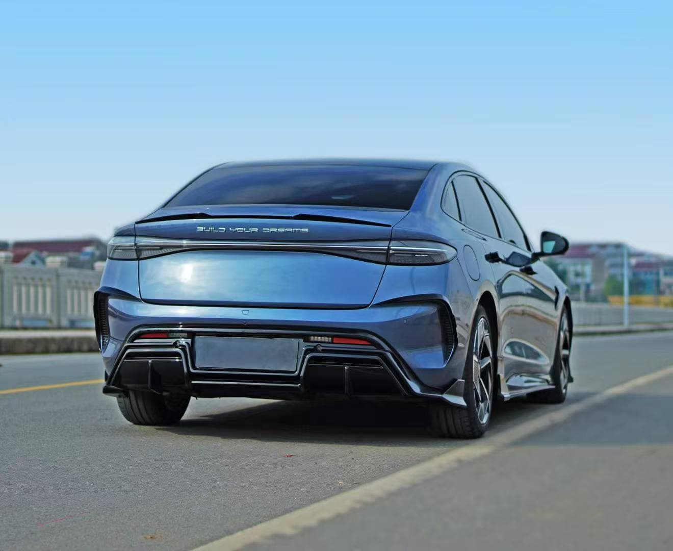 BYD SEAL schräg von hinten mit Diffusor und Seitenschweller